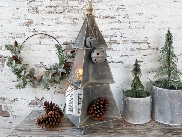  Aufsatz Weihnachtsbaum von Chic Antique Ein Weihnachtsbaum aus Zink mit Regalfächern um schöne Dinge darin zu präsentieren, der Ständer im antik Style, er wird deinem Haus eine gemütliche Atmosphäre verleihen und die Dekorationsmöglichkeiten sind sehr vielfältig.