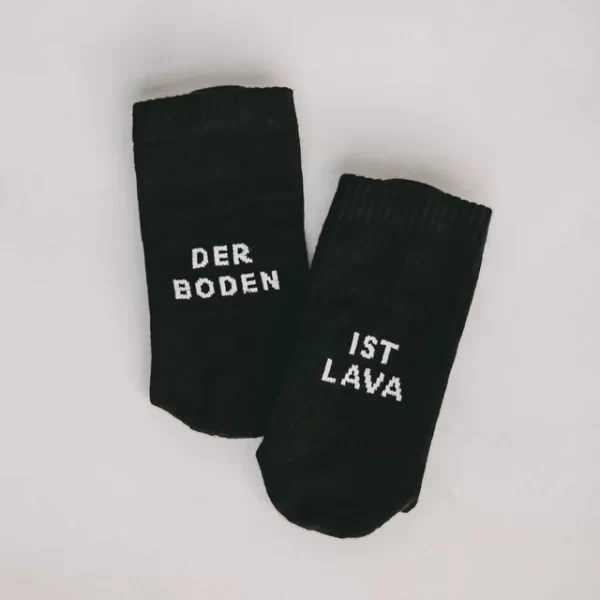 schwarze Socken Der Boden ist Lava Größe 43-46 von Eulenschnitt