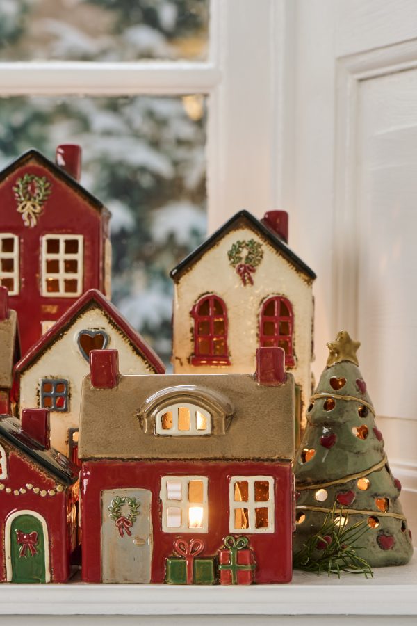 Keramikhaus für Teelicht Stillenat rotes Dach und Tannenbaum vor dem Haus – Bild 6
