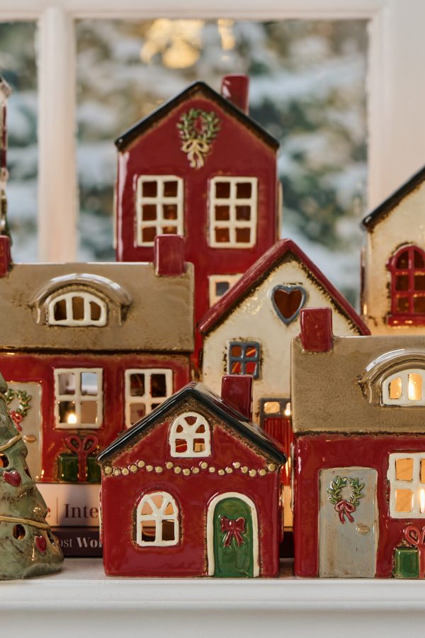 Keramikhaus für ein Teelicht Stillenat, rote Schleife auf der Tür – Bild 2