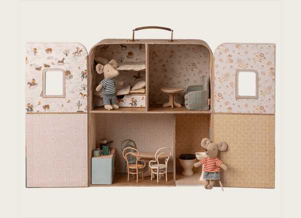 SuitCasa, Kleine Schwester und Bruder Maus