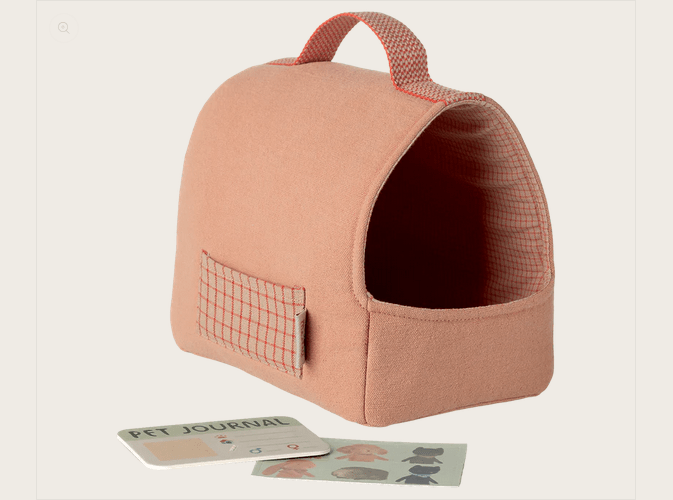 Maileg Welpentasche Klein 2 ass. Koralle und Blau – Tragetasche für Welpen