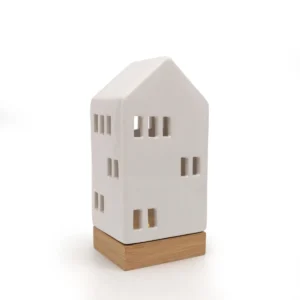 Mit einer Höhe von 18,5 cm hat das Teelicht Haus  eine stattliche Präsenz, ohne wuchtig zu wirken.