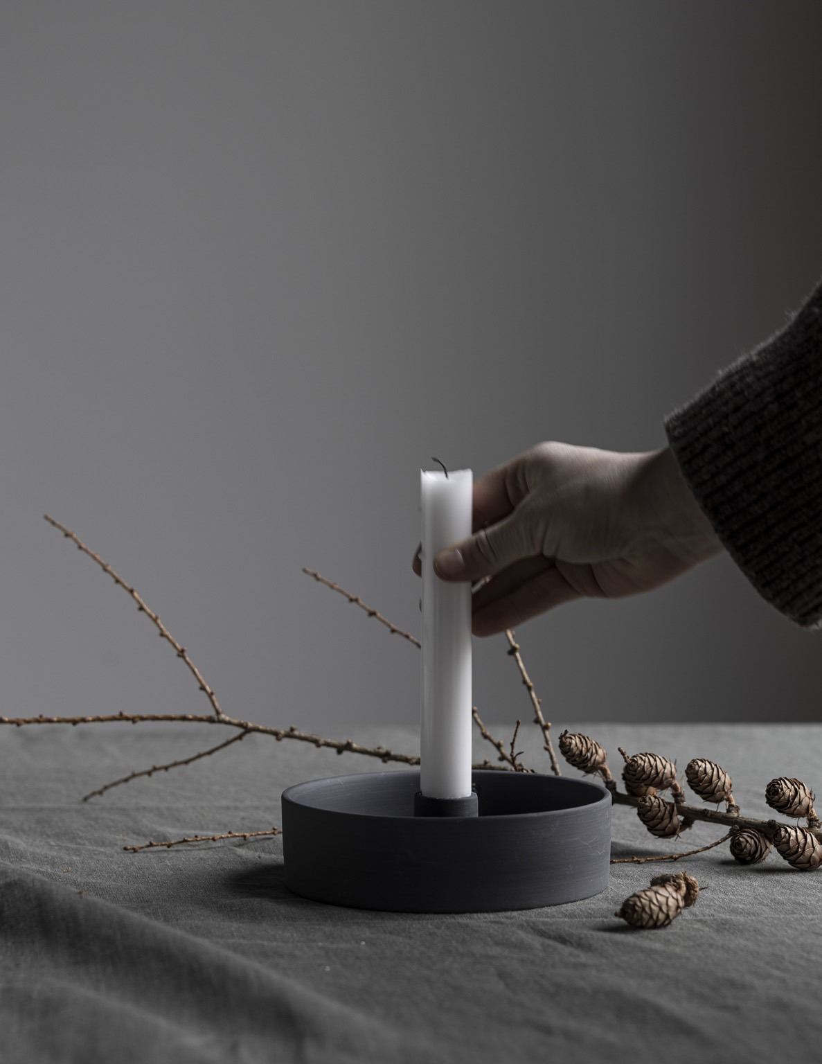 Mit 15 x 15 cm findet der Kerzenhalter Storm überall Platz – auf dem Nachttisch, dem Fensterbrett oder als Teil eines festlichen Ensembles auf dem Esstisch.