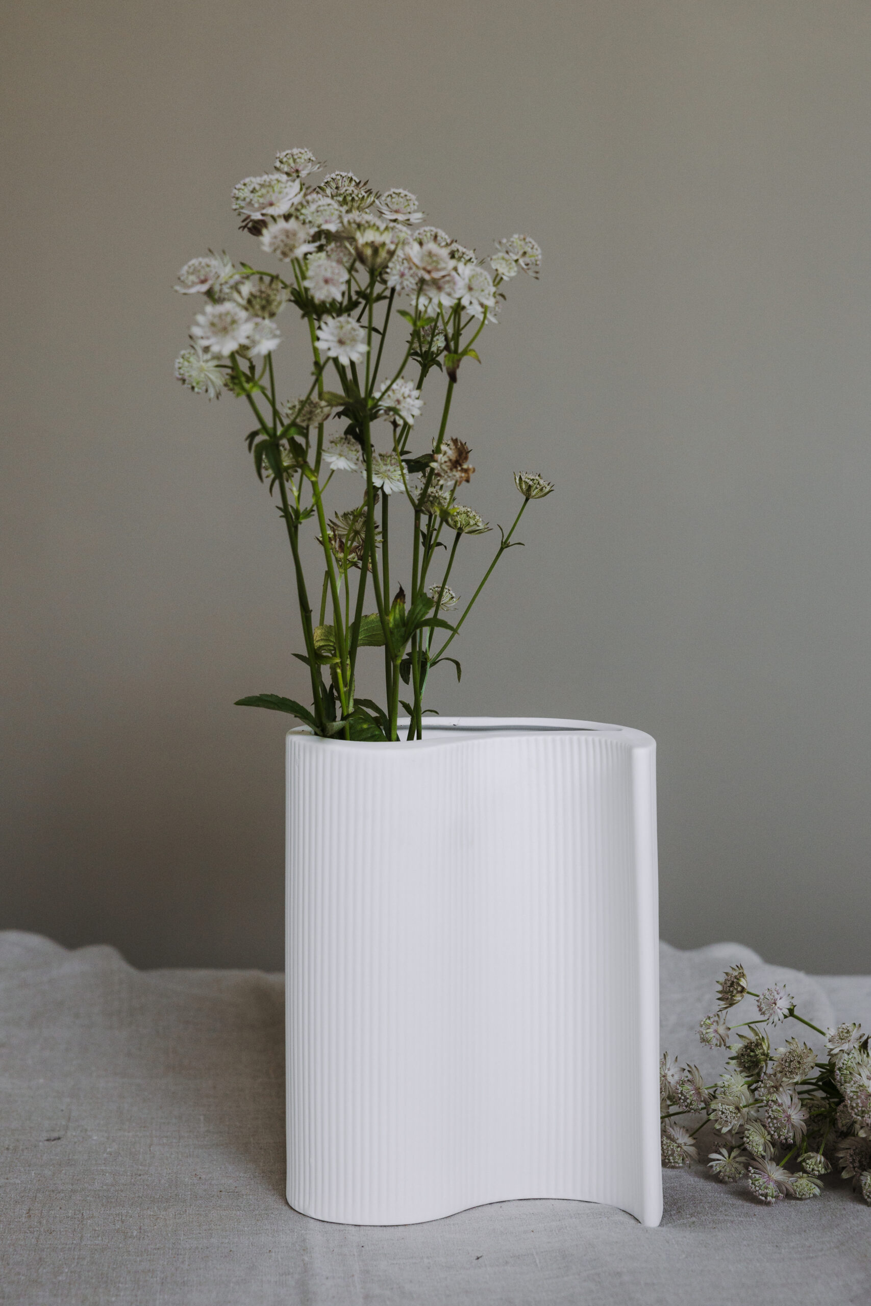 Mit einer Höhe von 23 cm ist sie groß genug, um auf dem Sideboard oder dem Esstisch eine zentrale Rolle einzunehmen.