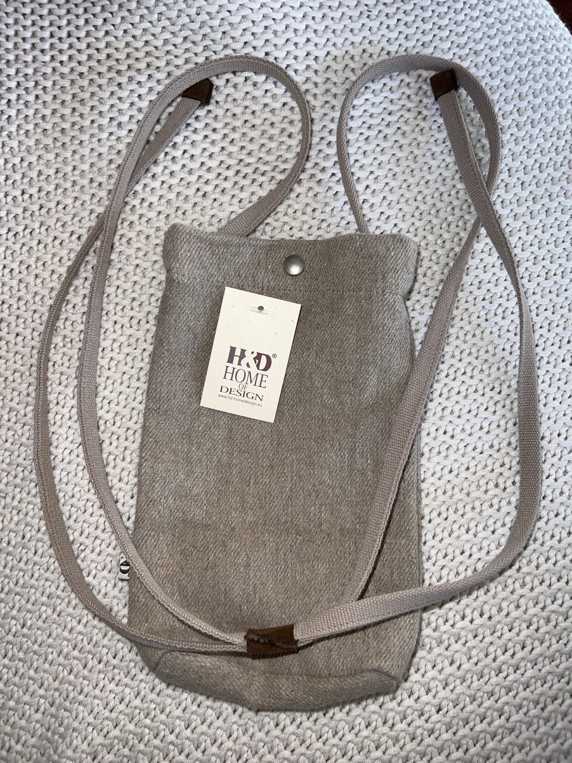 Das 13 x 20 cm Format dieses Leinen-Täschchens ist ein wahres Genie-Streich.