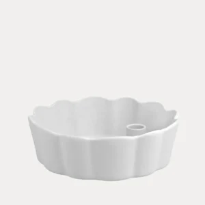 Kult-Kerzenhalter Lidatorp Daisy von Storefactory (Ø 21 cm). Matt-weiße Keramik mit gewelltem Rand für kreative Deko