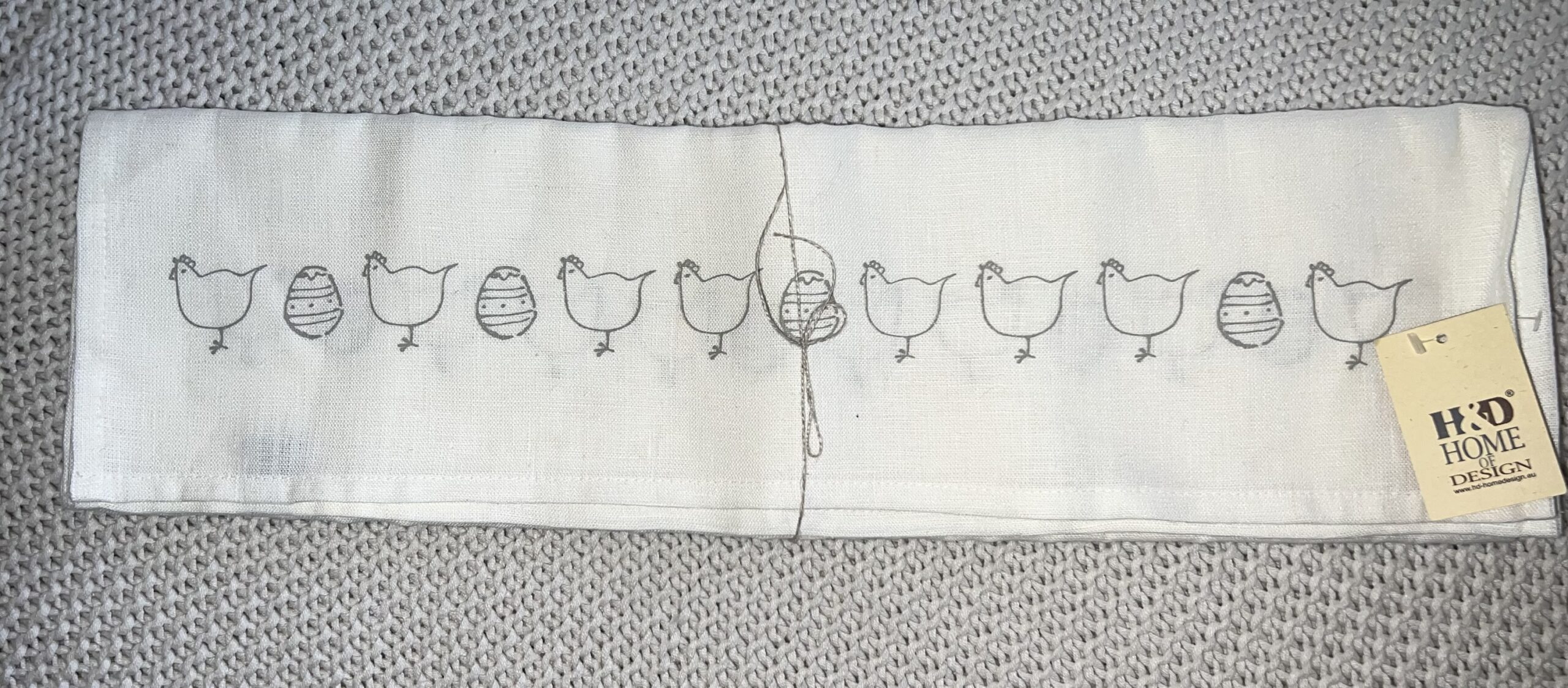 Die Größe von 45 x 150 cm ist ideal für die meisten Esstische und bietet genug Fläche, um auch auf einem Sideboard oder einer Anrichte als frühlingshafter Akzent zu dienen.