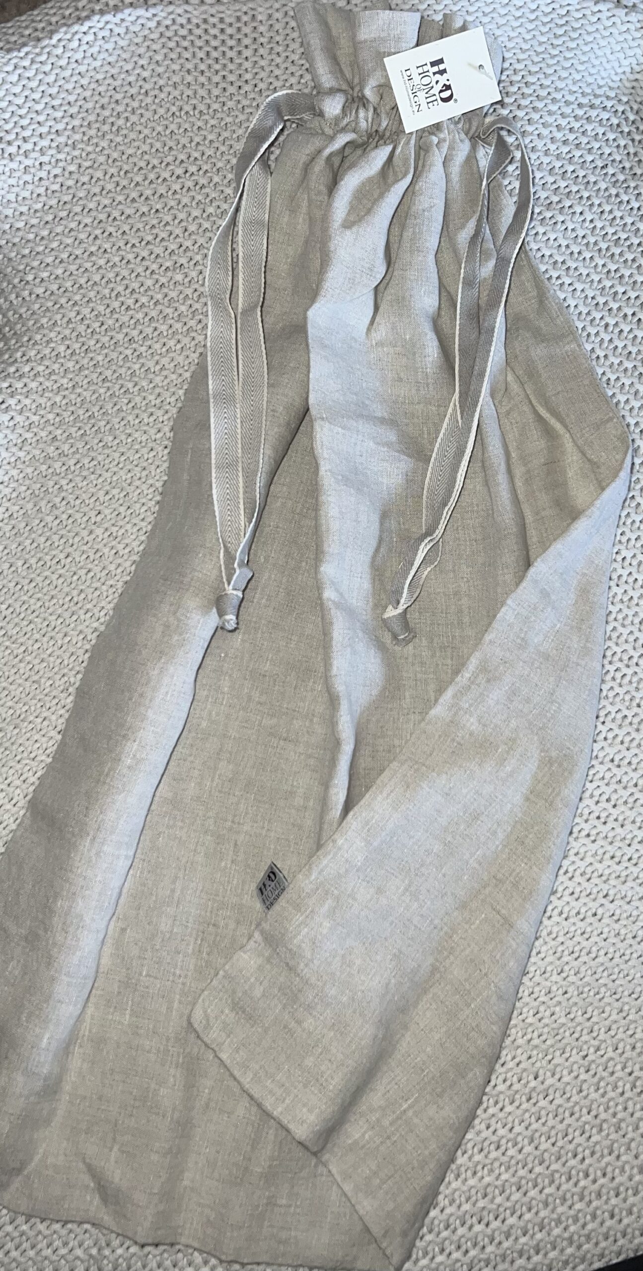 Auf Reisen ist der 40 x 60 cm Beutel der perfekte Wäschesack. Er trennt deine getragene Kleidung stilvoll vom Rest des Koffers und lässt sich bei der Rückkehr einfach mitwaschen.