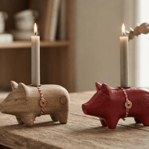Maileg Holz-Kerzenhalter „Schwein“ in klein natur+rot