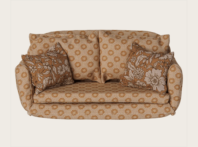 Maileg Schlafsofa für Mäuse in der Größe „Large“ und der Farbe Ocker