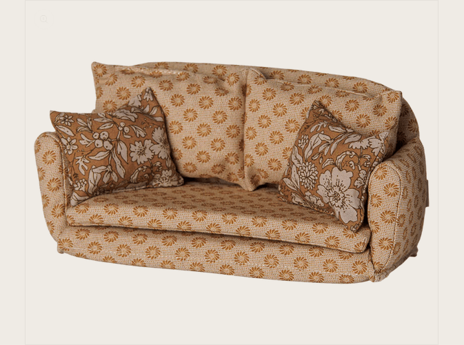 Maileg Schlafsofa für Mäuse in der Größe „Large“ und der Farbe Ocker – Bild 3