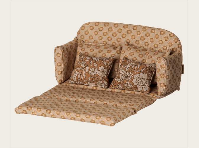 Maileg Schlafsofa für Mäuse in der Größe „Large“ und der Farbe Ocker – Bild 2
