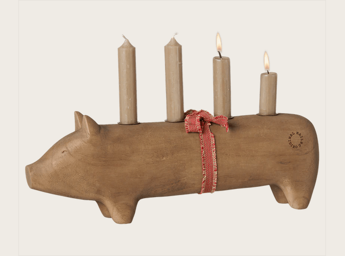 großer Maileg Holz-Kerzenhalter „Schwein“ für den Advent in Natur & Rot – Bild 2