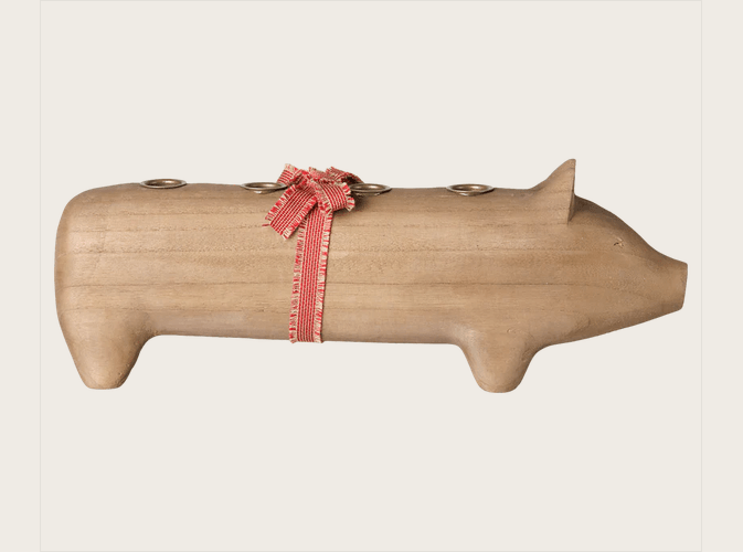 großer Maileg Holz-Kerzenhalter „Schwein“ für den Advent in Natur & Rot