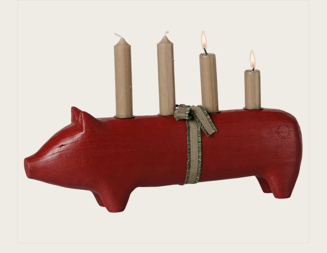 großer Maileg Holz-Kerzenhalter „Schwein“ für den Advent in Natur & Rot – Bild 3