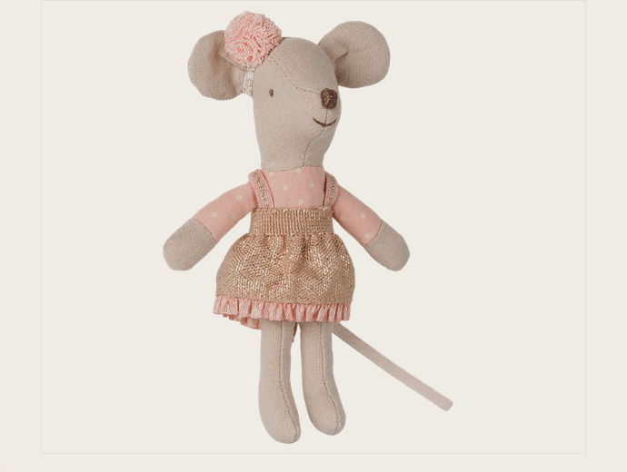 Maileg kleine Schwester Maus als Autofahrerin