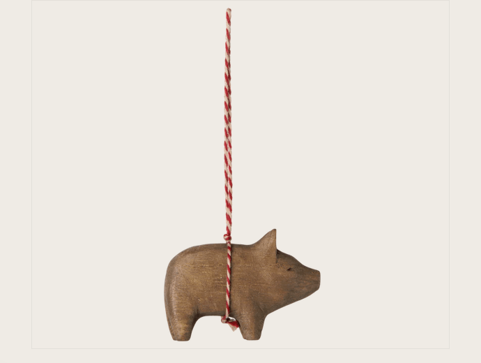 Maileg Holz-Ornament "Schwein", rot und natur – Bild 2